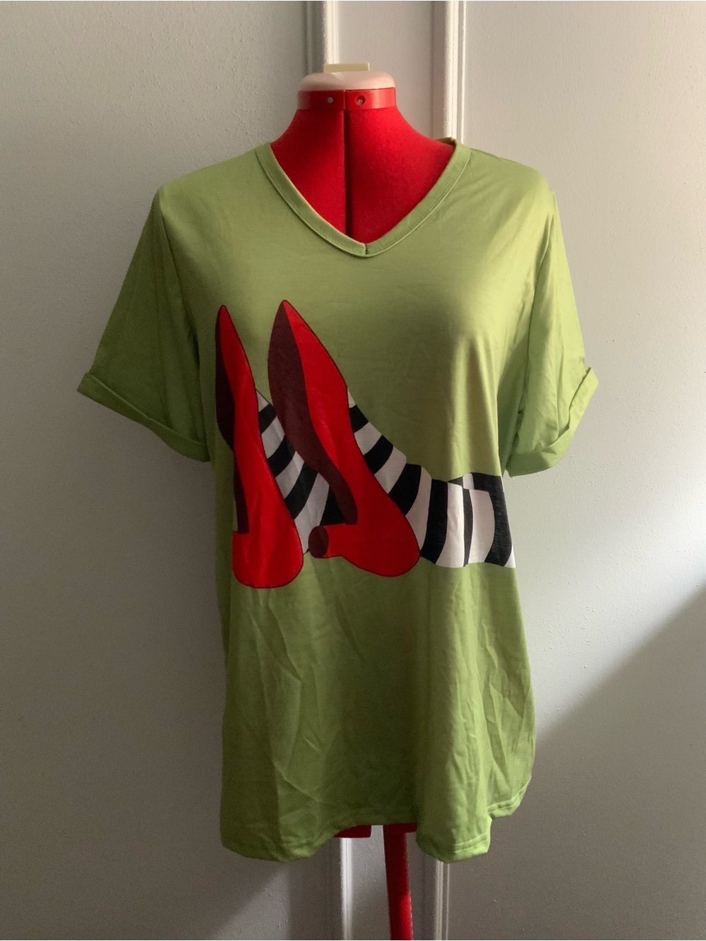 Light Green V-Neck Short Sleeve Tee Witches Legs Wizard of Oz size XL Halloween